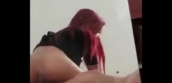 La Pelirroja moviendo sus nalgas rico